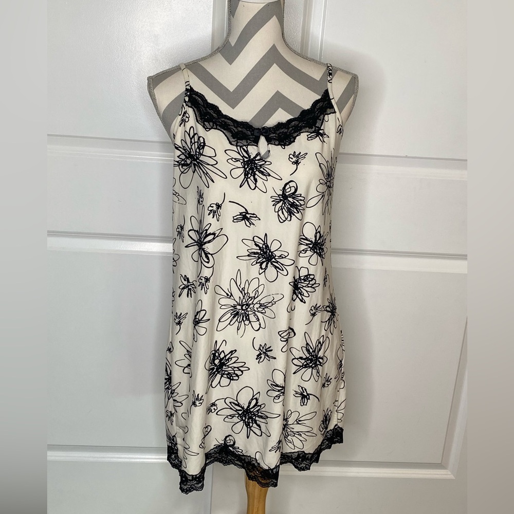 Large White & Black Nighty